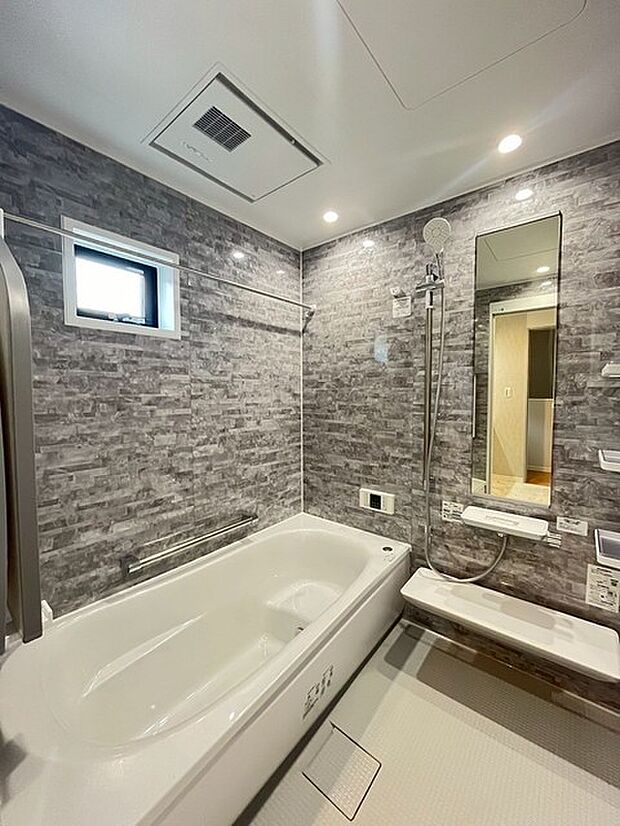 その日の疲れをゆっくりと落としてくれる場所、お子様との大事なひと時を楽しくしてくれる場所。曲線美も感じられるくつろぎのバスタブは、半身浴も楽しめる居心地の良さ。 