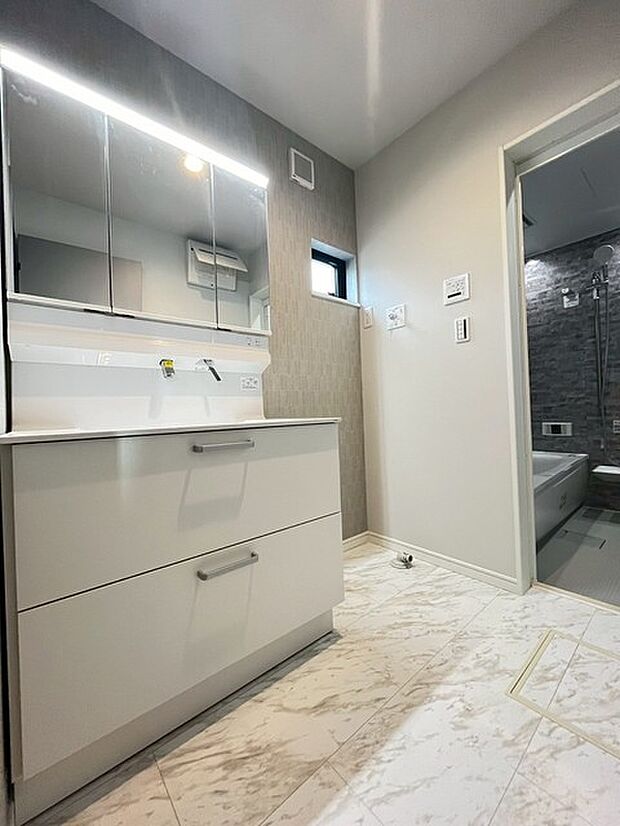 お出かけ前の身だしなみに一歩差がつく三面鏡。ミラー裏にはたっぷり収納もございます。 