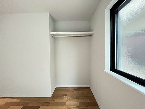 広々収納で、仕事着、普段着をまとめて収納できます。 