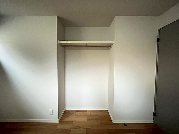 衣類の整理整頓に嬉しいクローゼット付きのお部屋。お子様のお部屋としても便利です。