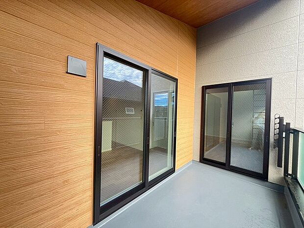 屋根付きなので、急な雨でも洗濯物が濡れないので安心です。