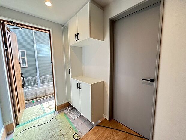 玄関はおうちの顔とも呼ばれる重要な場所!明るくスッキリと見える空間で住まう人を見送り、出迎えてくれます。