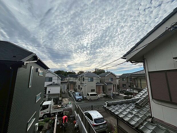 窓から眺める風景は一日の疲れを癒すヒーリングを奏でる、心地の良い時間を演出してくれます。室内も重要ですが、周りの環境もマイホーム選びの大事なポイント 