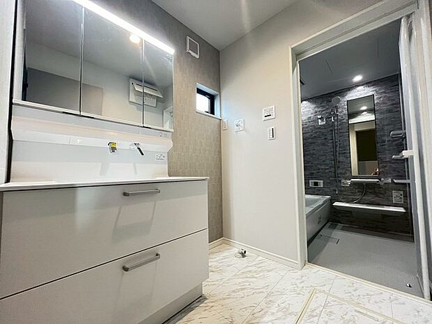 ゆとりの洗面スペースで朝の身支度もスムーズに行えます。 