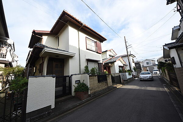 戸建てが立ち並ぶ静かな住宅街。四季折々の移り変わりを感じながら自然と楽しみ、暮らす、そんな毎日を日々の中で感じられる住環境