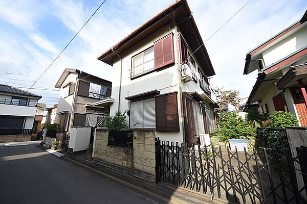 戸建てが立ち並ぶ静かな住宅街。四季折々の移り変わりを感じながら自然と楽しみ、暮らす、そんな毎日を日々の中で感じられる住環境