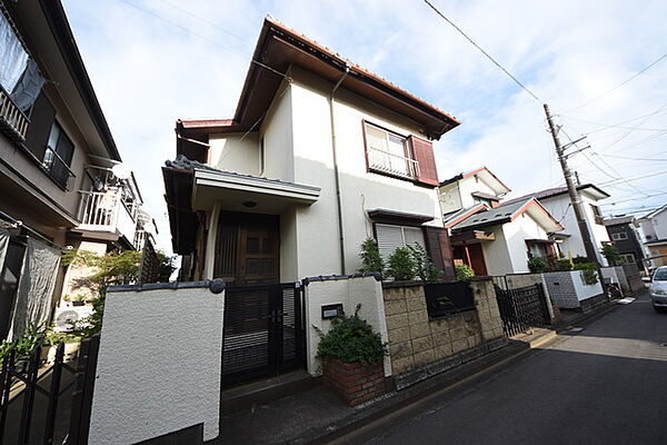 戸建てが立ち並ぶ静かな住宅街。四季折々の移り変わりを感じながら自然と楽しみ、暮らす、そんな毎日を日々の中で感じられる住環境