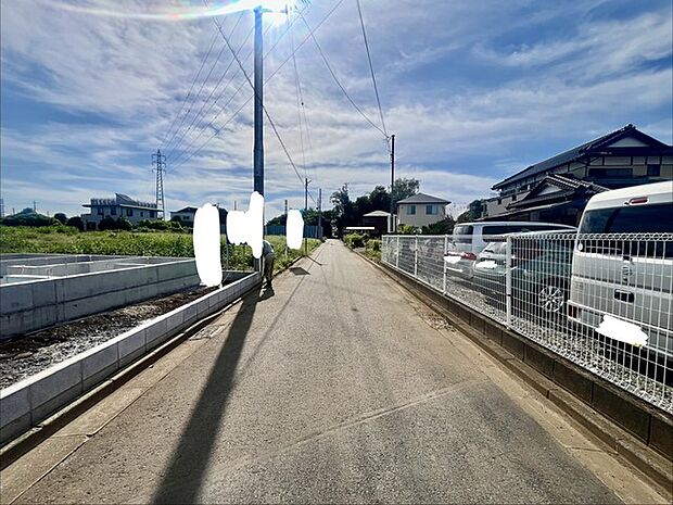 戸建てが立ち並ぶ静かな住宅街。四季折々の移り変わりを感じながら自然と楽しみ、暮らす、そんな毎日を日々の中で感じられる住環境