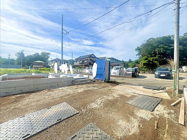 前面道路は広く、駐車がしやすいです。駐車スペース2台分ございます。