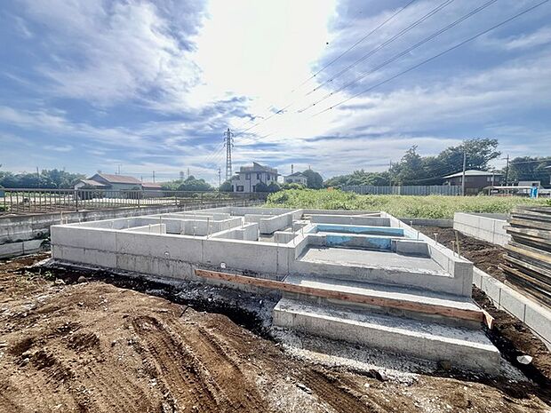 前面道路は広く、駐車がしやすいです。駐車スペース2台分ございます。