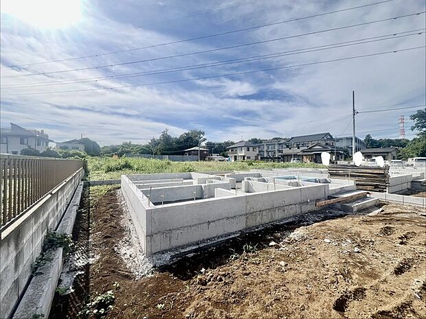 戸建てが立ち並ぶ静かな住宅街。四季折々の移り変わりを感じながら自然と楽しみ、暮らす、そんな毎日を日々の中で感じられる住環境
