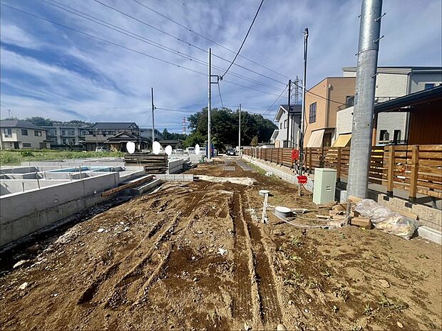 前面道路は通り抜けができないため、交通量が少なく静かな住環境です。