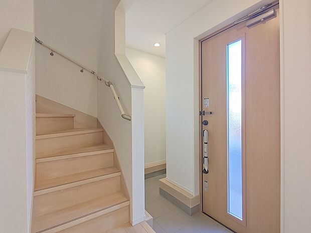 広い土間収納を配した玄関ホール。