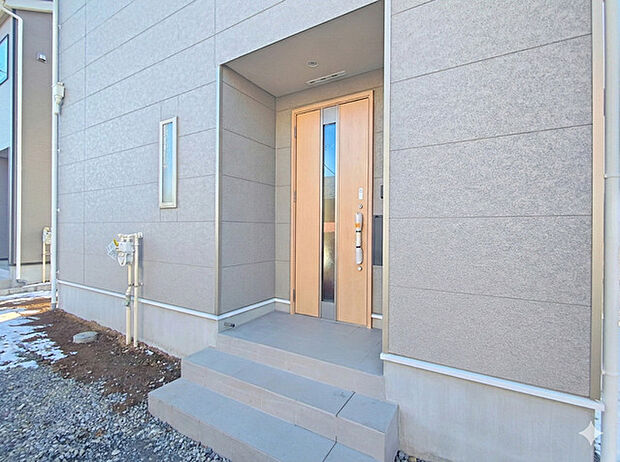 大きな靴棚を配した玄関ホール。 靴棚に設置した姿見鏡はお出かけ前の身だしなみチェックにお役立てください！