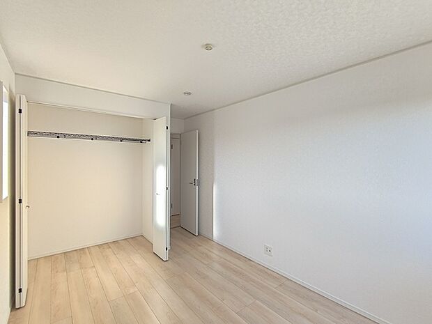 【2Ｆ洋室／約6.5帖】 衣類の整理整頓に嬉しいクローゼット付きのお部屋。お子様のお部屋としても便利です。 