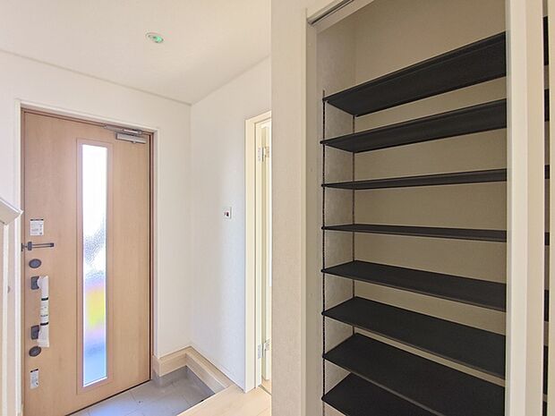 廊下部分にも収納がございます。 他にも収納スペースがしっかり確保されており、片付け上手なお家となっております。