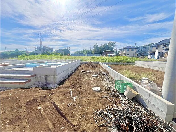 セカンドカーや来客時にも便利なカースペース2台分ございます。