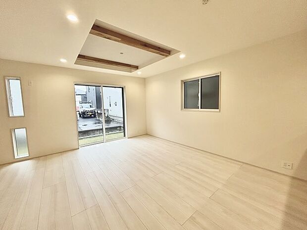 家族や友人、両親、親戚とこれから沢山の時間を紡ぐのだろう。そこを彩るのは窓から見える青い空、心地よい緑。そんなイメージが膨らむリビングスペース。 