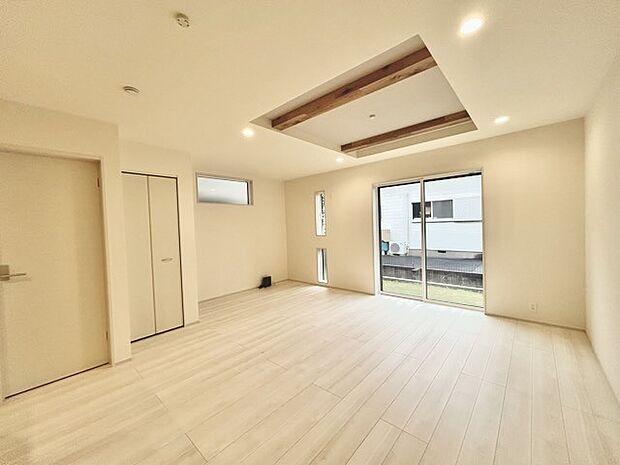 家族団欒のリビング。陽光差し込む食卓には家族の会話とスマイルが溢れます。いつまでもここで食卓を囲みたくなる、そう感じさせてくれるスペース。 