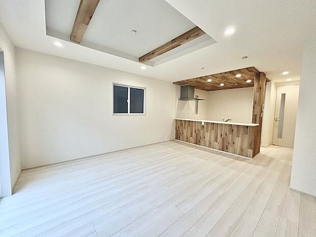 大きな開口部から明るい光が差し込むリビング。日中の室内の明るさがこの部屋の魅力です。 