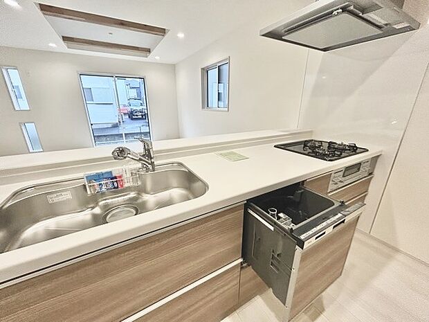 時短に活躍する食器洗浄機や一杯の水も楽しめる浄水器があるシステムキッチン。 