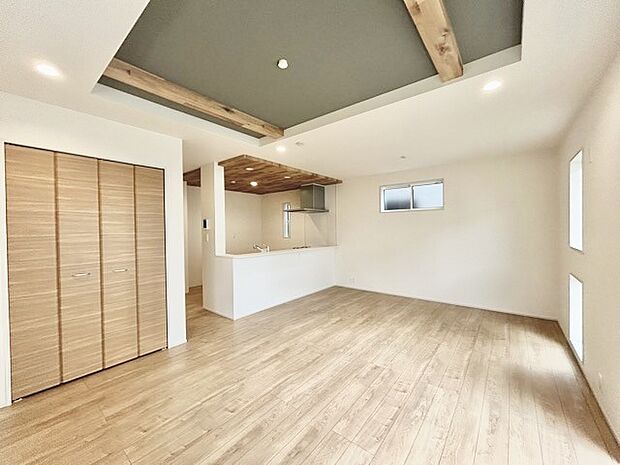 家族の集うリビングには色々な方向から光が差し込む設計に。家族のコミュニケーションが弾むスポットだから明るい雰囲気であってほしい。 