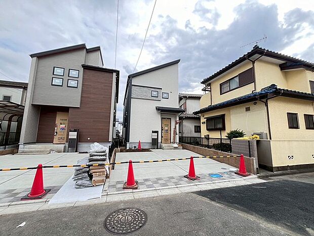 前面道路は広く、駐車がしやすいです。駐車スペース2台分ございます。 