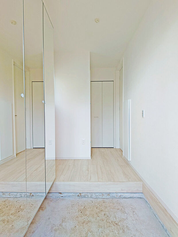 明るく開放的な玄関、靴の脱ぎ履きもしやすく、収納も豊富でご家族皆様の靴をスッキリ収納できます。