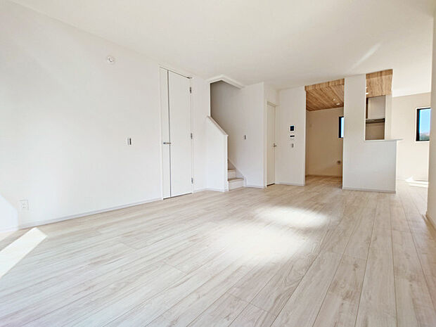 家族や友人、両親、親戚とこれから沢山の時間を紡ぐのだろう。そこを彩るのは窓から見える青い空、心地よい緑。そんなイメージが膨らむリビングスペース。 