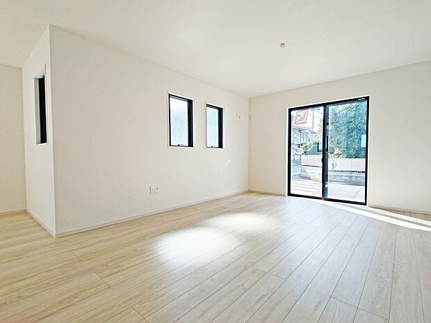 大きな開口部から明るい光が差し込むリビング。日中の室内の明るさがこの部屋の魅力です。 