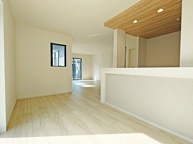 キッチン前のスペースも十分な広さがあります