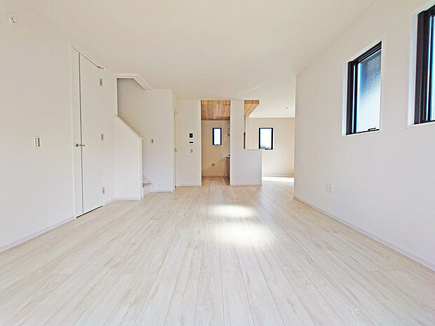 いつも家族の集まるリビングは広々とした約21帖。通風・採光にも優れ、心安らぐ風と光がたえない空間。汎用性に富んだ居住スペースと、高揚感さえも与えてくれる住空間です。