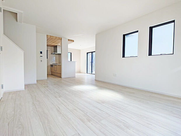 夕食の時間。家族、友人、両親、親戚との会話がより料理を美味しくしてくれる。あっという間に時間が過ぎてしまう居心地の良さは、普段はほっとする空間としてここにあります。 