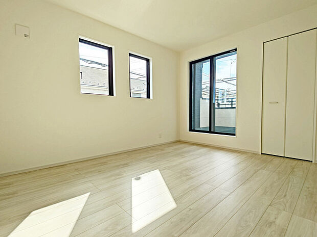 ゆとりの約7.2帖ある寝室、陽光が入りやすく朝の目覚めも気持ち良く起こしてくれます。 