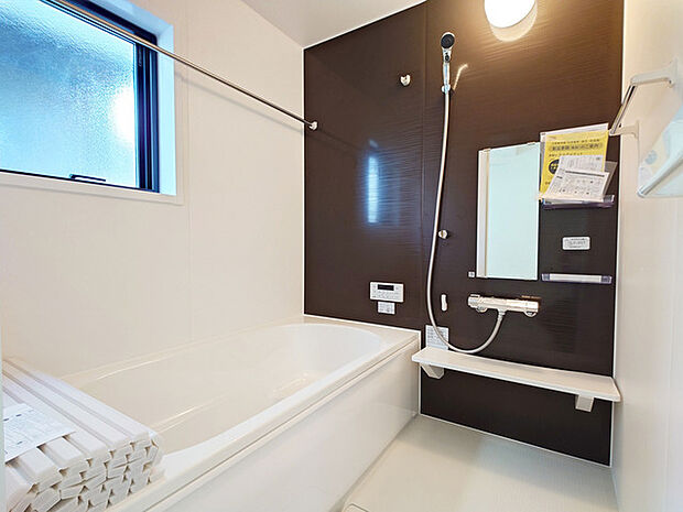 一緒にお風呂に入っている子供達の声がリビングまで聞こえてきそうな広々とした1坪バス 