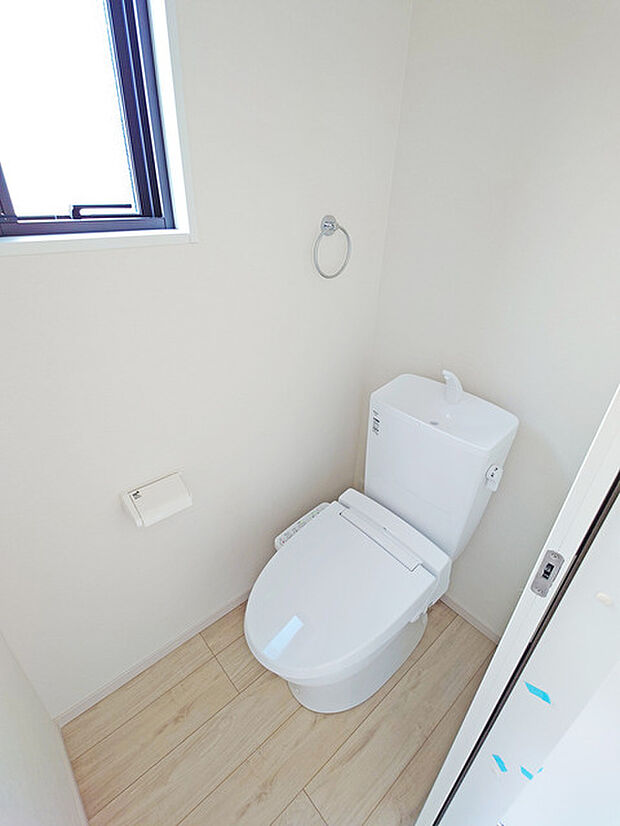 ウォシュレット機能付きのトイレ。換気のしやすい窓付きで、収納もあり実用性も兼ね備えた造り。 