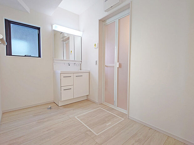 ゆとりの洗面スペースで朝の身支度もスムーズに行えます。
