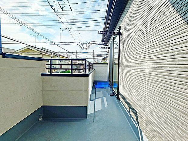 南側のお部屋から出入りできる、奥行きのあるワイドバルコニー。心地よい陽射しと暖かな風を楽しむことが出来ます。