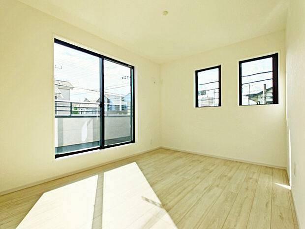 今からここを誰のお部屋にしようか、そんな洋室。大きさは約6帖です。 