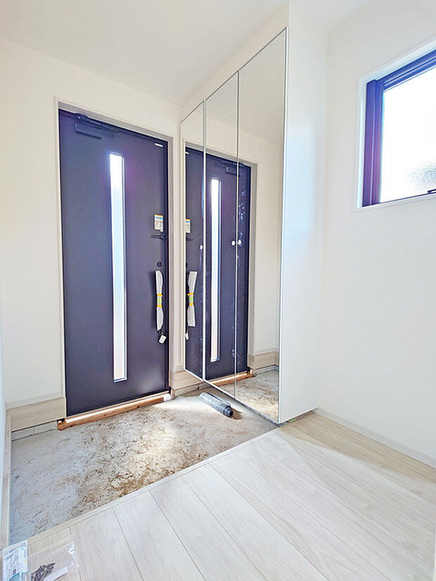 明るく開放的な玄関、靴の脱ぎ履きもしやすく、収納も豊富でご家族皆様の靴をスッキリ収納できます。 