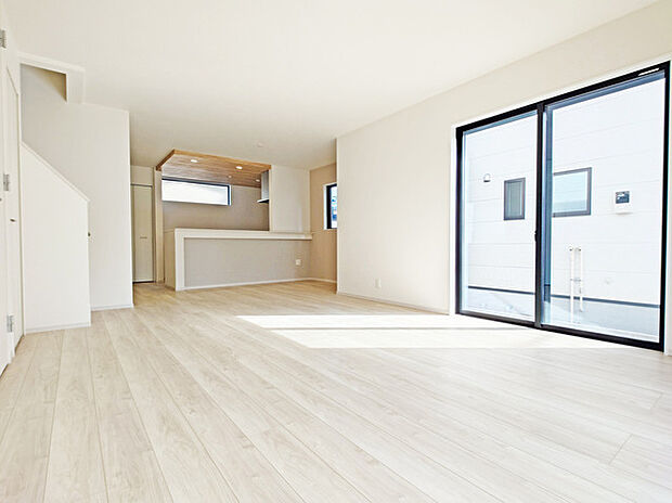 大きな開口部から明るい光が差し込むリビング。日中の室内の明るさがこの部屋の魅力です。