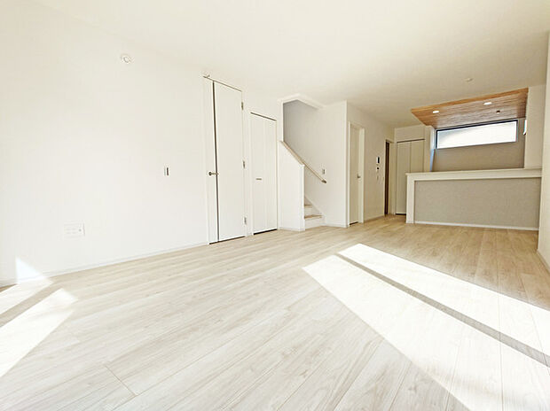 家族団欒のリビング。陽光差し込む食卓には家族の会話とスマイルが溢れます。いつまでもここで食卓を囲みたくなる、そう感じさせてくれるスペース。