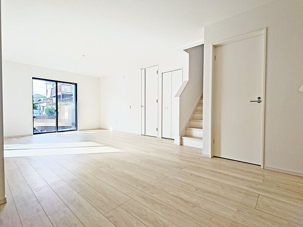 家族の集うリビングには色々な方向から光が差し込む設計に。家族のコミュニケーションが弾むスポットだから明るい雰囲気であってほしい。 