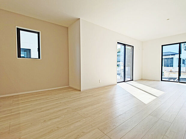 いつも家族の集まるリビングは広々とした約20帖。通風・採光にも優れ、心安らぐ風と光がたえない空間。汎用性に富んだ居住スペースと、高揚感さえも与えてくれる住空間です。