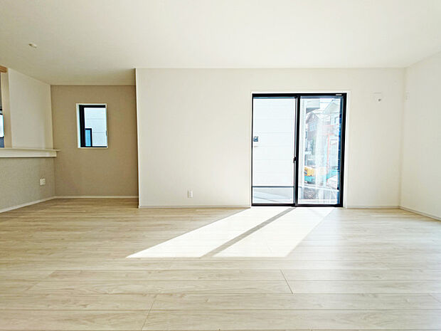 家族や友人、両親、親戚とこれから沢山の時間を紡ぐのだろう。そこを彩るのは窓から見える青い空、心地よい緑。そんなイメージが膨らむリビングスペース。