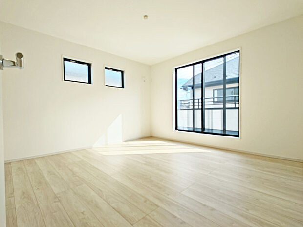 ゆとりの約8帖ある寝室、陽光が入りやすく朝の目覚めも気持ち良く起こしてくれます。