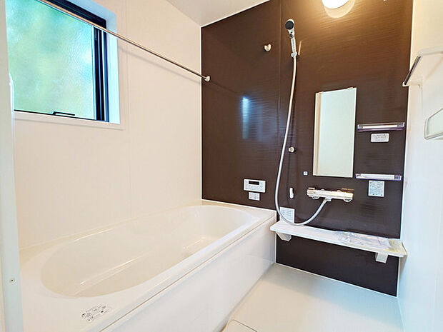 一緒にお風呂に入っている子供達の声がリビングまで聞こえてきそうな広々とした1坪バス