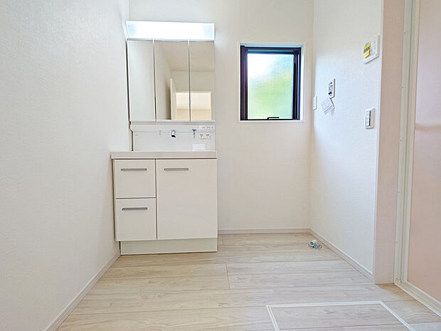 使い勝手の良い洗面台、窓があることで換気もしやすく清潔感のある空間を保てます。