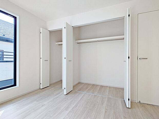 広々収納で、仕事着、普段着をまとめて収納できます。