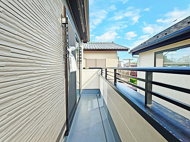 陽ざしが差込む明るいバルコニー。奥行きのあるバルコニーはお洗濯時に助かります。